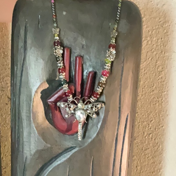 A beautiful piece of gemstone necklace and better-fly clear quartz